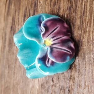 B816 Hawaiian flower porclein brooch‎ vintage